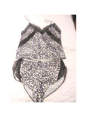 Women's Victoria's Secret Cami/Short Set Size S Light Purple, White & Black